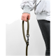Eine Person in einer hellgrauen Jacke hält eine stilvolle olivgrüne Hundeleine mit einem schwarzen Clip, steht vor einem weißen Hintergrund.