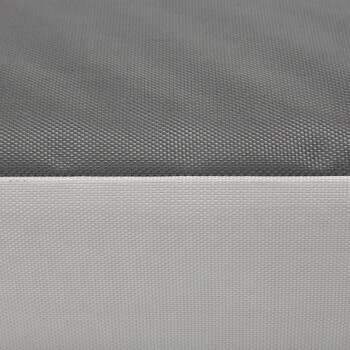 Nahaufnahme eines Haustierbettes mit einer strukturierten grauen Oberseite und einem weißen unteren Rand, das ein modernes Design zeigt.