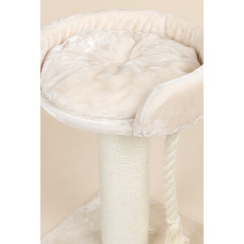 Ein plüschiges, cremefarbenes Katzenbett mit einem weichen Kissen, das an einem strukturierten Kratzbaum mit einem verdrehten Seilspielzeug befestigt ist.