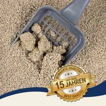 Katzenstreu mit einer grauen Schaufel, die verklumpte Streu-Stücke zeigt und ein goldenes Abzeichen mit der Aufschrift "Best Quality seit über 15 Jahren" trägt.