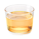 Ein klares Glas gefüllt mit einer hellen bernsteinfarbenen Flüssigkeit, die wie Haustierergänzungsöl aussieht, auf einem weißen Hintergrund platziert.
