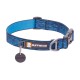 Blau gemustertes Hundehalsband mit einer schwarzen Metallschnalle und einem Anhänger, der das "RUFFWEAR"-Logo zeigt.