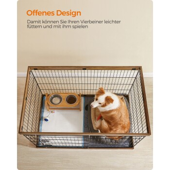 Ein Hund entspannt sich in einer geräumigen offenen Haustierbox mit Schalen, einem weichen Bett und einem Spielzeug. Text: "Offenes Design für einfaches Füttern und Spielen."