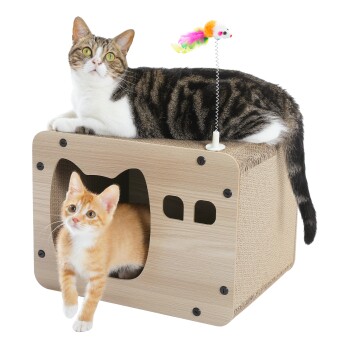 Zwei Katzen, eine getigerte und eine orangefarbene getigerte, spielen auf einem Holzkatzenhaus mit einer Kratzfläche und einer Spielzeugmaus auf einer Feder.