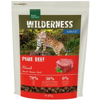 WILDERNESS Trockenfutter Katze, Adult, Pure Beef, 300 g Haustierfutterbeutel mit der Aufschrift "Wilderness Adult Pure Beef" mit einer Katze, enthält 70% Rindfleisch, 30% Früchte/Gemüse und 0% Getreide.