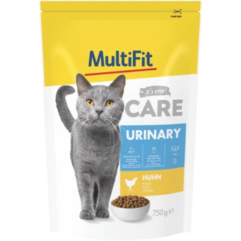Chat gris sur un sac jaune de nourriture pour chats MultiFit étiqueté "CARE URINARY", présentant un bol de croquettes et un texte sur le soutien de la santé urinaire.