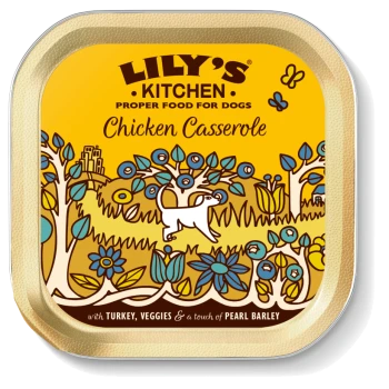 Casserole de poulet Lily's Kitchen pour chiens, avec une illustration fantaisiste d'un chien dans un jardin coloré avec des fleurs et des arbres.
