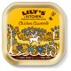 Casserole de poulet Lily's Kitchen pour chiens, avec une illustration fantaisiste d'un chien dans un jardin coloré avec des fleurs et des arbres.