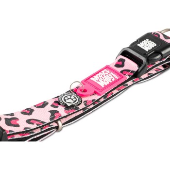 Pink-schwarz geflecktes Hundehalsband mit „Meow or Never“-Anhänger und Charme mit der Aufschrift „Wenn ich verloren bin, bitte zurückbringen“.