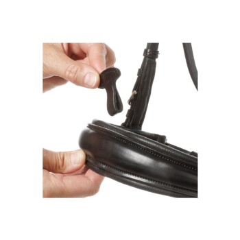 Eine Person passt ein schwarzes Lederhalsband für Haustiere an und hält einen kleinen Schlaufenanhänger, während sie den gepolsterten Teil des Halsbands greift.