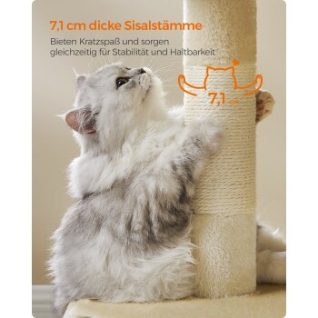 Eine flauschige grau-weiße Katze kratzt an einem Sisalstamm. Text: "7,1 cm dicke Sisalstämme" und "Bieten Kratzspaß und Stabilität."
