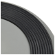 Gros plan d'un bol de nourriture pour animaux gris avec un bord noir texturé, conçu pour la durabilité et une prise facile.