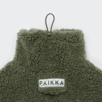 Olivgrüner Sherpa-Haustierfleece mit hohem Kragen, Schlaufe oben und weißem Etikett mit der Aufschrift 'PAIKKA'.