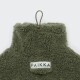 Olivgrüner Sherpa-Haustierfleece mit hohem Kragen, Schlaufe oben und weißem Etikett mit der Aufschrift 'PAIKKA'.