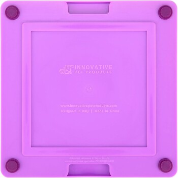 Lila Silikon-Tierfuttermatte mit abgerundeten Ecken, mit den Aufschriften "INNOVATIVE PET PRODUCTS" und Spülmaschinen-, Mikrowellen- und Gefrierschrank-sicheren Etiketten.