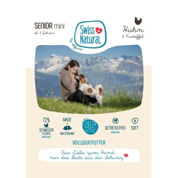 Verpackung für Senior-Mini-Hundefutter mit einer Frau und einem kleinen Hund im Freien. Der Text hebt "72% Schweizer Fleisch", "Getreidefrei" und "Hergestellt in der Schweiz" hervor.