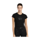 Eine Frau trägt ein schwarzes T-Shirt mit einem glitzernden Kronendesign und dem Wort "Sports" darunter, kombiniert mit schwarzen Hosen und einem Gürtel.