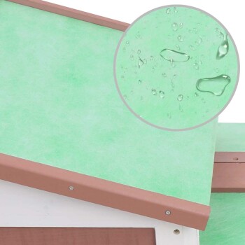 Holzhaustierhaus mit grünem Dach, mit mehreren Fächern, Netz-Türen und Abmessungen beschriftet: 84 cm Höhe, 45 cm Tiefe, 145 cm Breite.