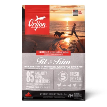 Fit & Trim 2 kg Orijen Fit & Trim Hundefuttertüte mit einer Sonnenuntergangs-Strandszene, die "85% hochwertige tierische Zutaten" und "frisch oder roh" Ansprüche hervorhebt.