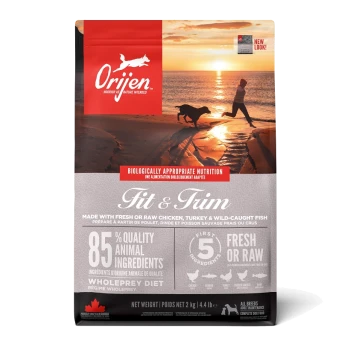 Sac de nourriture pour chiens Orijen Fit & Trim présentant une scène de plage au coucher du soleil, mettant en avant "85 % d'ingrédients animaux de qualité" et des affirmations "frais ou cru."