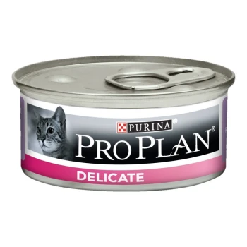 Eine Dose Purina Pro Plan Delicate Katzenfutter mit einem Bild einer grauen Katze auf dem Etikett, mit einem pinken und schwarzen Design.