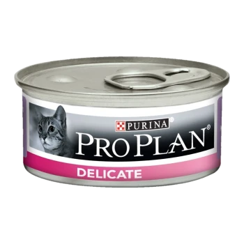 Eine Dose Purina Pro Plan Delicate Katzenfutter mit einem Bild einer grauen Katze auf dem Etikett, mit einem pinken und schwarzen Design.