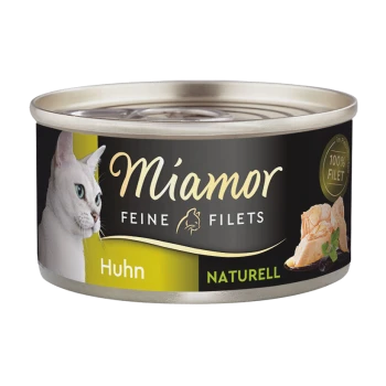 Een blik Miamor kattenvoer met fijne kipfilets, gelabeld 'Huhn' en 'Naturell', met een profiel van een witte kat aan de voorkant.