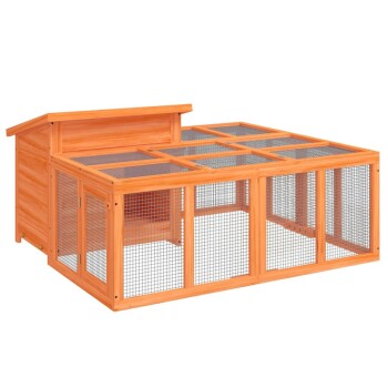 Holz-Haustiergehege für den Außenbereich mit schrägem Dach und Netzpaneelen zur Belüftung, entworfen für kleine Tiere.