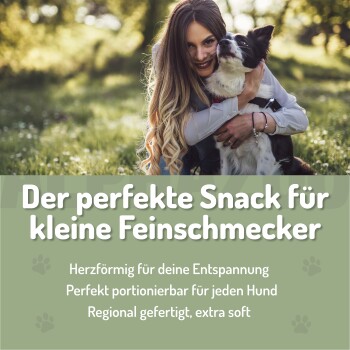 Grüner zylindrischer Behälter mit Hundeleckerlis, beschriftet mit "Yummy Snacks" und einem Pfotenabdruck-Design sowie dem Text "Für Hunde" auf einem dunklen Hintergrund.