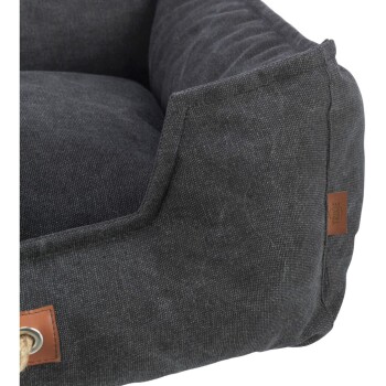 Graues Haustierbett mit einem strukturierten Stoff, ausgestattet mit einem Lederetikett und einem Seilgriff, entworfen für Komfort und Stil.