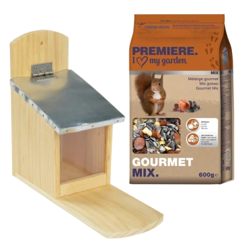 Nourrisseur en bois pour écureuils avec un toit en métal à côté d'un sac de 600 g de "Premiere Gourmet Mix" pour écureuils, avec une image d'écureuil.