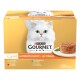 Eine Schachtel Purina Gourmet Gold Katzenfutter mit einer flauschigen weißen Katze auf der Vorderseite, mit Geschmacksrichtungen wie Huhn, Thunfisch, Rind und Lachs.