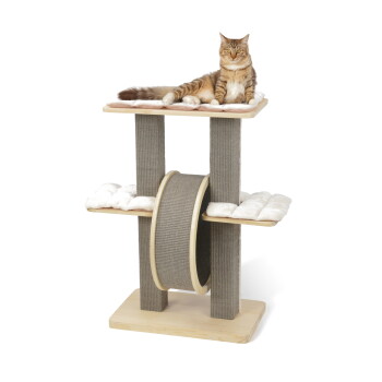 Chat tigré brun se prélassant au sommet d'un arbre à chat en bois à plusieurs niveaux, avec une roue à griffer circulaire et des perchoirs rembourrés