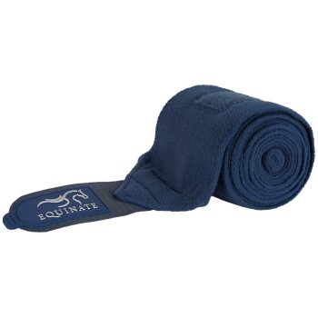 Marineblaue Pferdebandage von Equinate, aufgerollt mit einem Logo-Tag, das eine Pferdesilhouette und den Markennamen zeigt.