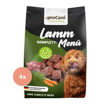 Eine Tüte proCani Lamm Komplettmenü Hundefutter mit einem glücklichen Hund, der sich die Lippen leckt, Fleischstücken und Gemüse.