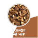 Brauner Hintergrund mit dem Text "Schmeckt wie wild", der hochwertiges, glutenfreies Haustierfutter für Haut, Fell, Zähne und Knochen bewirbt.