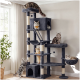 Grau mehrstufiger Kratzbaum mit Sisalstämmen, Höhle, Hängematte und hängendem Spielzeug, sechs Katzen, die in einem hellen Raum faulenzen und spielen.