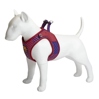 Weißes Hundemannequin trägt ein rot-blau gestreiftes FC Barcelona Hundegeschirr mit Logo auf der Brust.