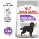 Sac de nourriture pour chiens Royal Canin Sterilised Maxi présentant une illustration de chien noir et marron, avec un texte soulignant le maintien du poids et -14% de calories.