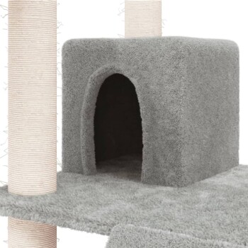 Grau plüschiges Katzenhaus mit einem Eingang, umgeben von Kratzsäulen. Ideal für den Komfort und das Spiel von Haustieren.