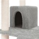 Grau plüschiges Katzenhaus mit einem Eingang, umgeben von Kratzsäulen. Ideal für den Komfort und das Spiel von Haustieren.