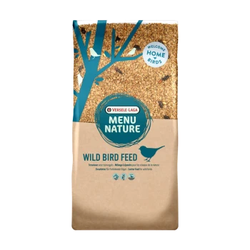 Ein Beutel Versele-Laga Menu Nature Wildvogelfutter mit einem braunen Papierboden und buntem oberen Teil, beschriftet mit "WILLKOMMEN ZUHAUSE VÖGEL."