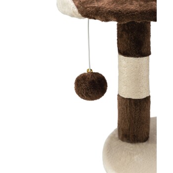 Eine Nahaufnahme eines Katzenbaums mit einer plüschigen, braun-weißen Plattform und einem hängenden braunen Pom-Pom-Spielzeug, das mit einem weißen Faden befestigt ist.
