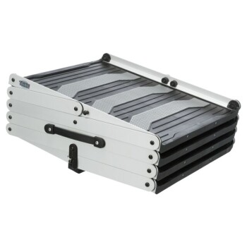 Klappbare Haustierrampe mit einer strukturierten Oberfläche für Traktion, mit einem silbernen Aluminiumrahmen und einem Verriegelungsmechanismus für Sicherheit.