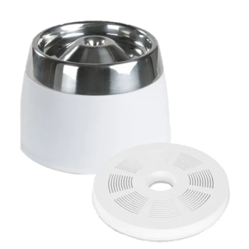 Fontaine à eau pour animaux en acier inoxydable et plastique blanc avec un disque filtrant amovible placé à côté.
