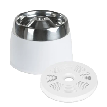 Fontaine à eau pour animaux en acier inoxydable et plastique blanc avec un disque filtrant amovible placé à côté.