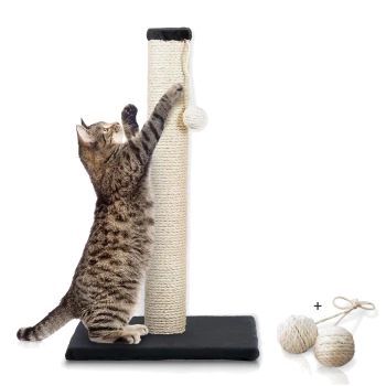 Eine verspielte getigerte Katze streckt sich zu einem hohen Kratzbaum mit einem baumelnden Ball, begleitet von zwei zusätzlichen Spielbällen auf der Seite.