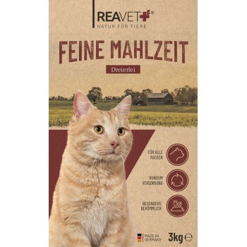 Nahaufnahme einer orangefarbenen getigerten Katze auf einer Tierfutterverpackung, "Feine Mahlzeit Dreierlei," mit ländlichem Hintergrund und "Hergestellt in Deutschland"-Etikett.