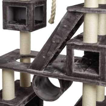 Grauer Katzenbaum mit mehreren Ebenen, Kratzpfosten und gemütlichen Verstecken, mit einem Seilspielzeug und einer schrägen Rampe.