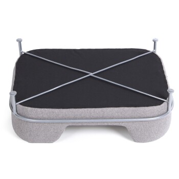 Graues Haustierbett mit einer schwarzen Kissenoberfläche und einem stabilen Metallrahmen, der Querstützen für Stabilität aufweist.